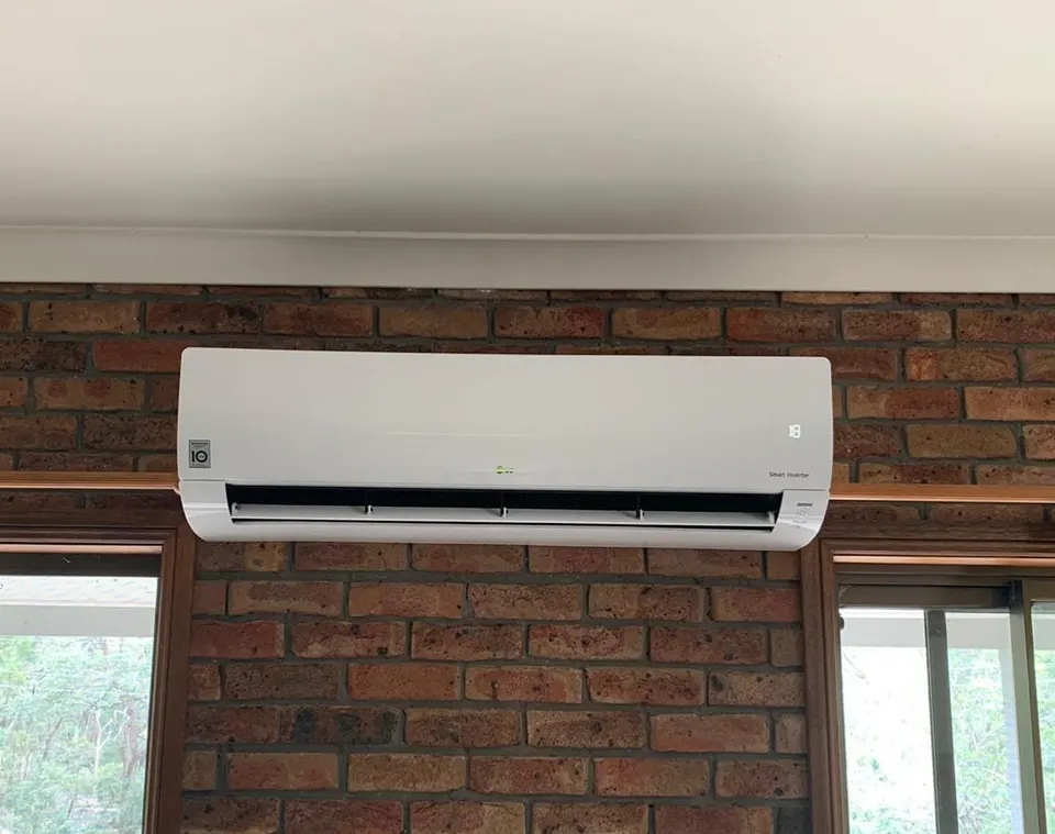Domestic air conditioning installation